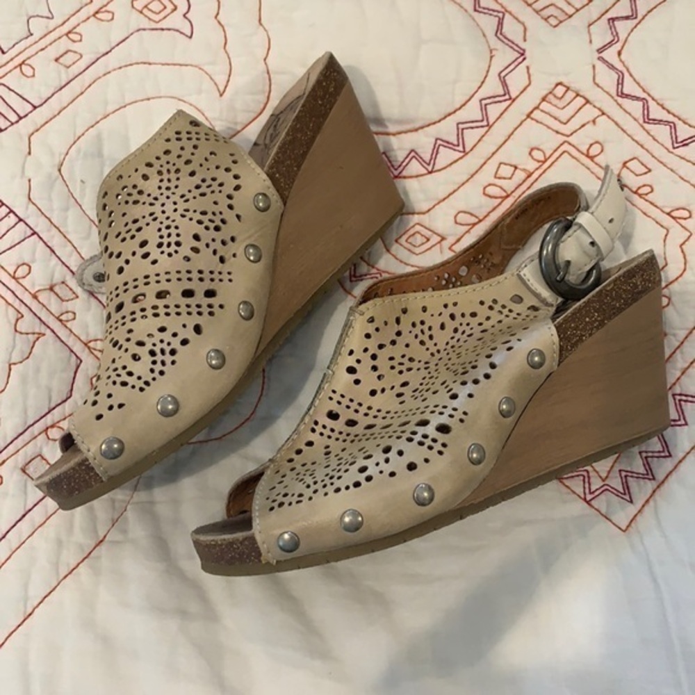 Comfort wedges in great neutral color and style